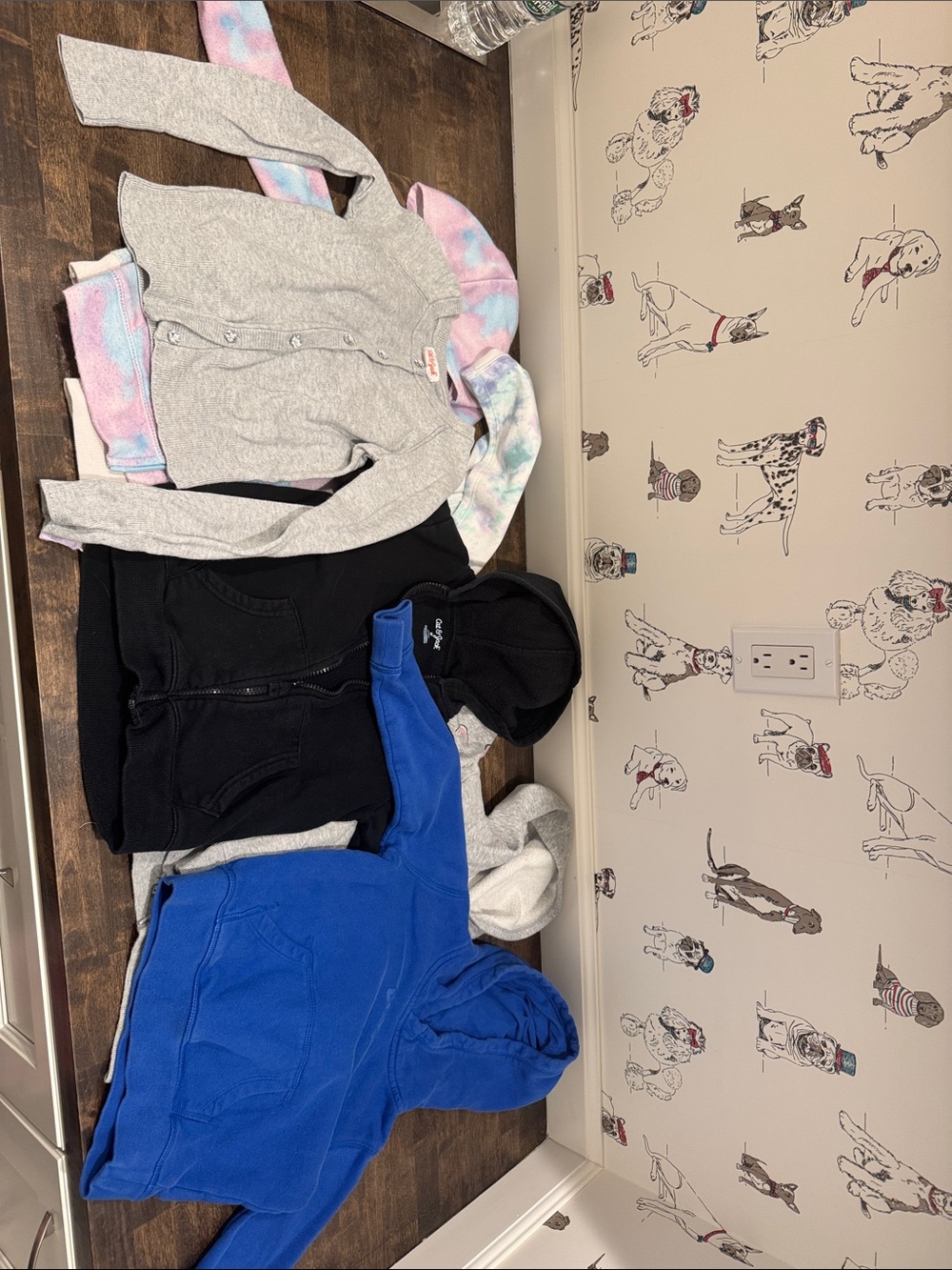 5 zip ups and 1 hoody. Cat & Jack & Gap. All good condition. Size 5T
